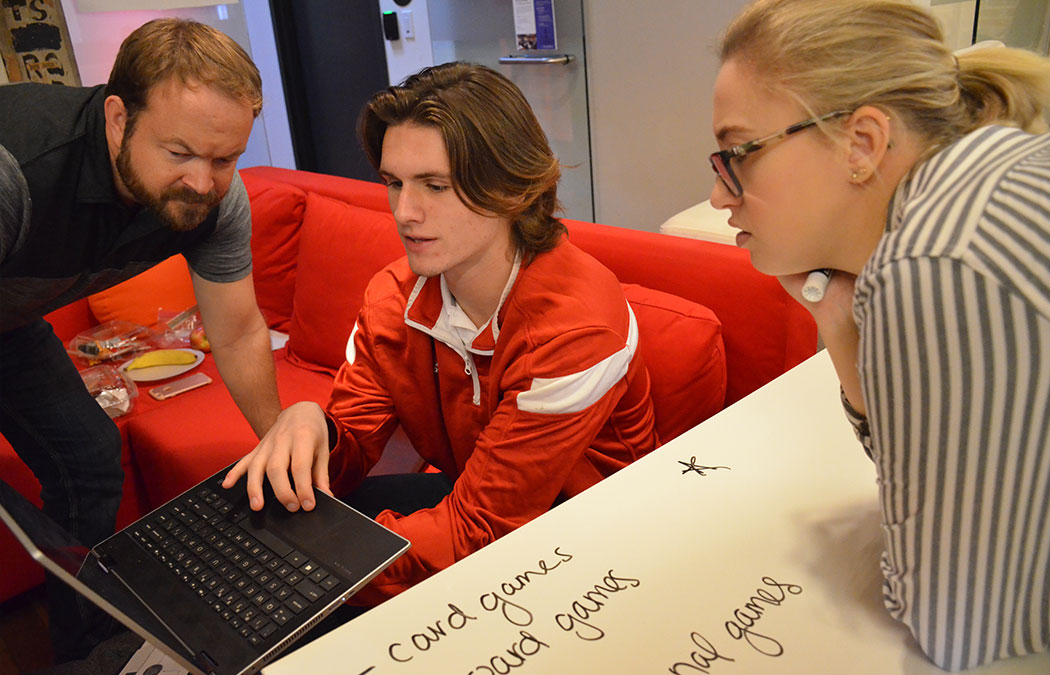 Entrepreneurs collaborate on startup business ideas [video]